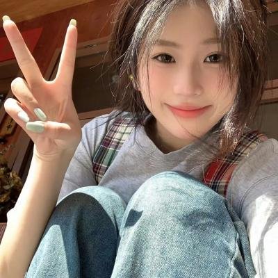泳池里的女人